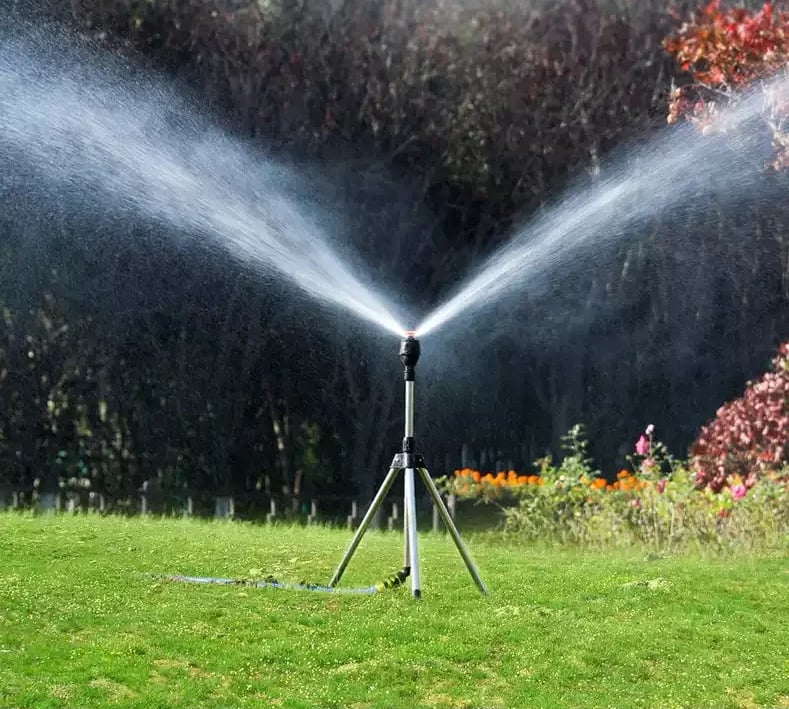 Rotierendes Dreibein-Sprinkler-Set mit Gratis-Gewindeverbinder Mivoza Deutschland