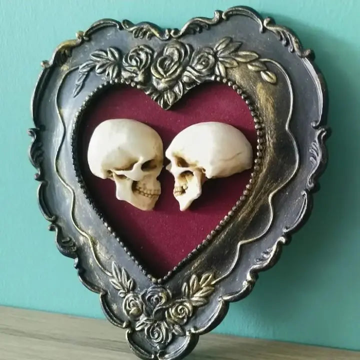 Wahre Liebe – Handgefertigte Totenkopf Kunst im Herzrahmen Mivoza Deutschland