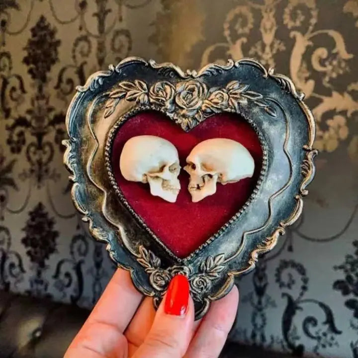 Wahre Liebe – Handgefertigte Totenkopf Kunst im Herzrahmen Mivoza Deutschland