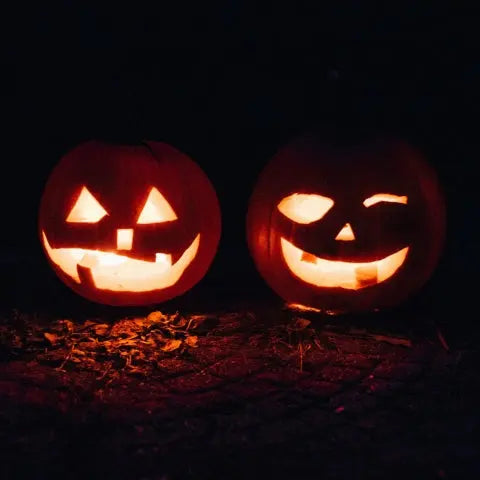 Stimmungsvolle Halloween-Deko mit Kerzen, Lichtern und Accessoires