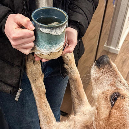 3D-Tasse in Form einer Pfote mit Küstenlinie