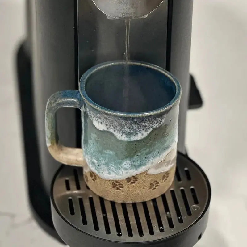 3D-Tasse in Form einer Pfote mit Küstenlinie Mivoza Deutschland