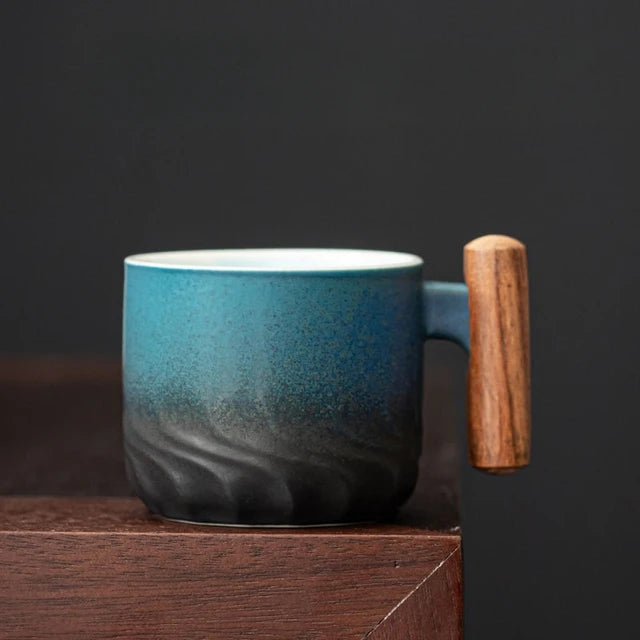 Handgefertigte Kaffeetasse aus Keramik mit Holzgriff