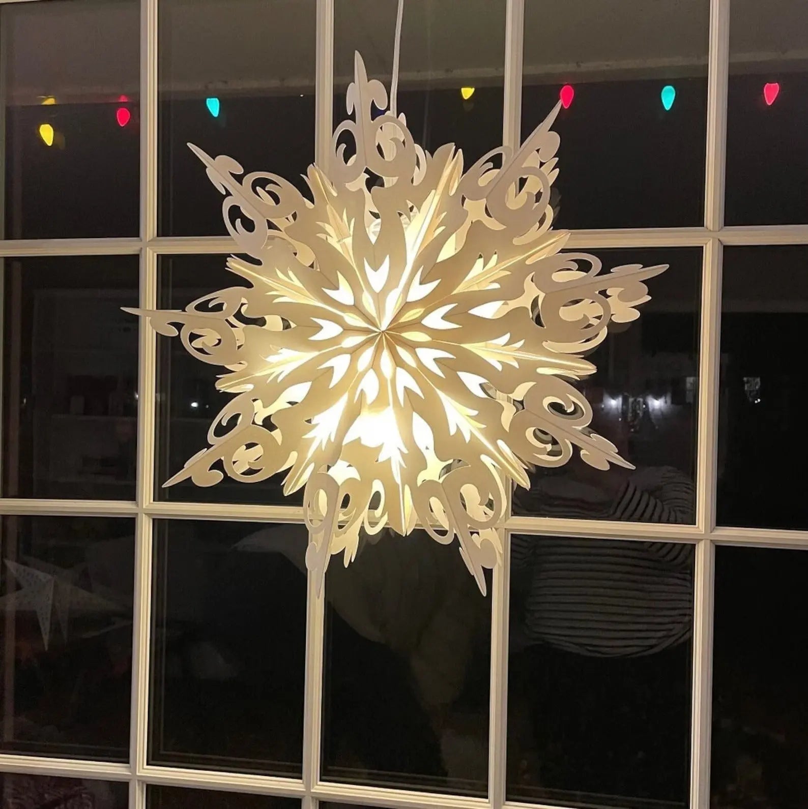 Schneeflocken-Weihnachtslaterne – Elegantes Licht für Winterabende Mivoza Deutschland