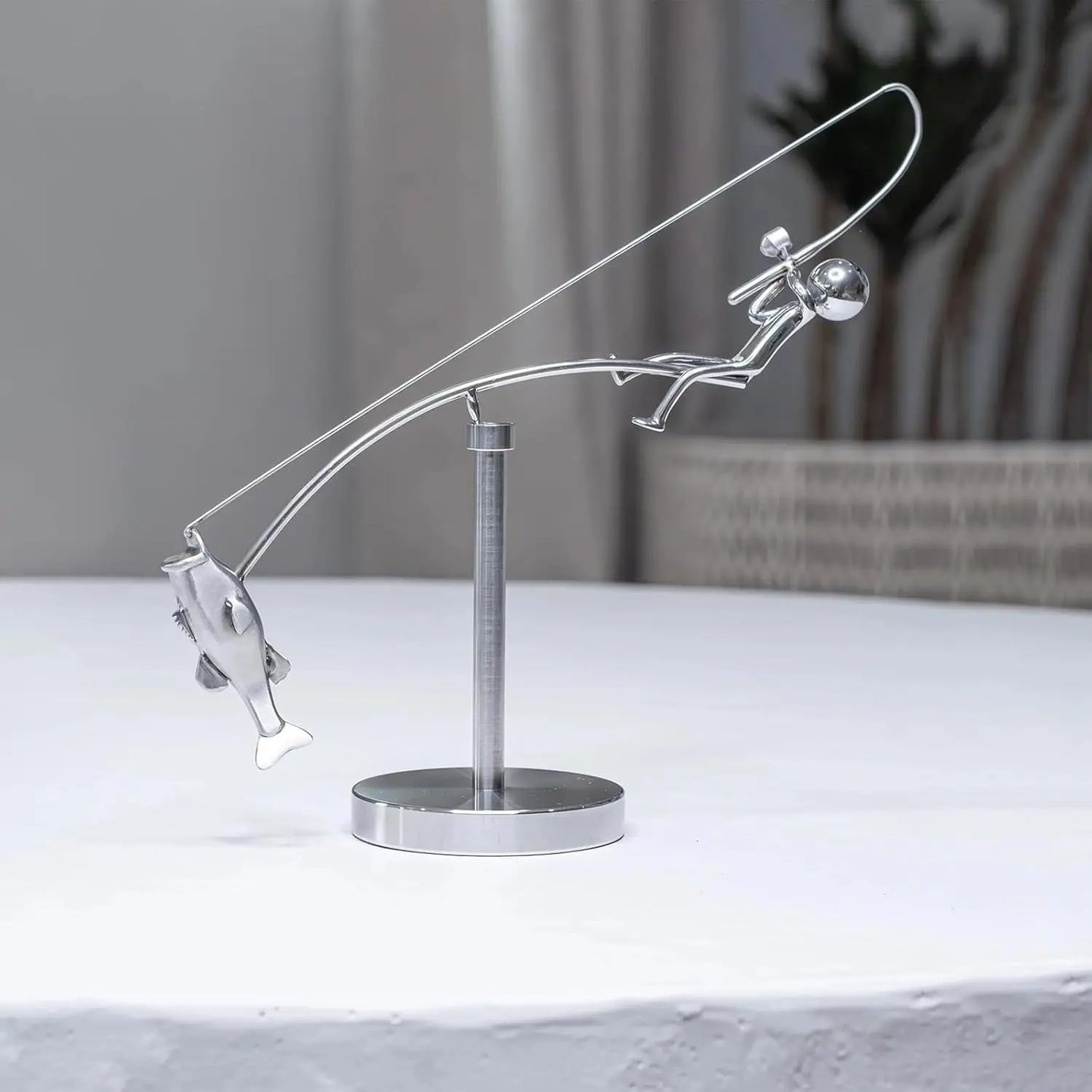 Skulptur „Balancierender Fischer“ — Besonderes Angler-Geschenk Mivoza Deutschland