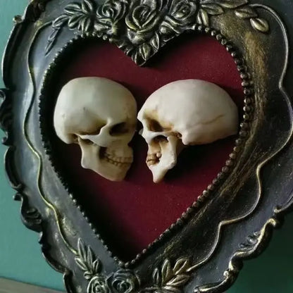 Wahre Liebe – Handgefertigte Totenkopf Kunst im Herzrahmen Mivoza Deutschland