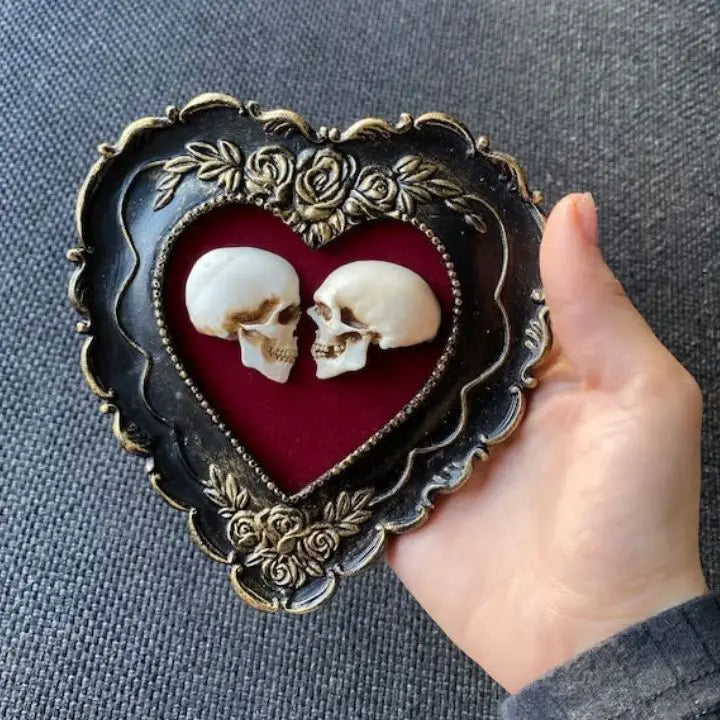 Wahre Liebe – Handgefertigte Totenkopf Kunst im Herzrahmen Mivoza Deutschland