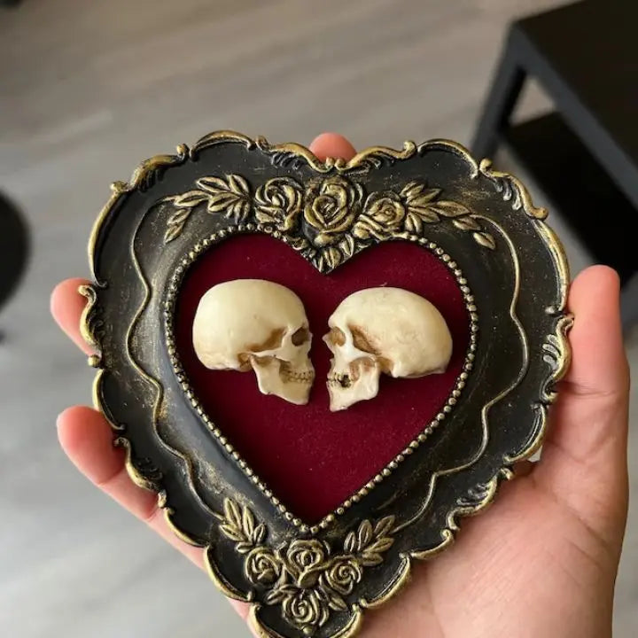 Wahre Liebe – Handgefertigte Totenkopf Kunst im Herzrahmen Mivoza Deutschland