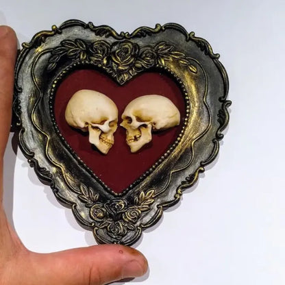 Wahre Liebe – Handgefertigte Totenkopf Kunst im Herzrahmen Mivoza Deutschland